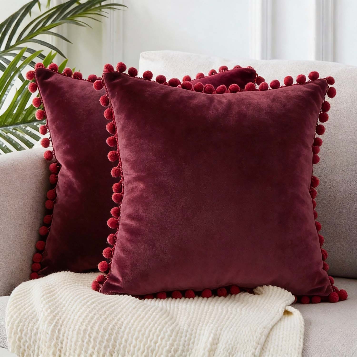 Poduszka z pomponikami Domarex Velvet Pom Poms 40 x 40 cm, velvet, bordowa
